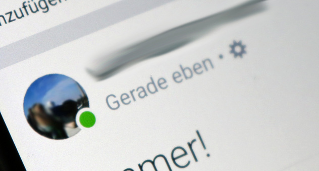 Mit einem grünen Punkt am Profilbild zeigt Facebook, wenn der Nutzer online ist. Bild: Verbraucherzentrale NRW