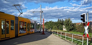 Straßenbahn an einer Haltestelle