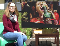 Esther (links) und Laura sitzen auf einer Terrasse, zwischen ihnen zeigt ein Bild einen Ausschnitt von Instagram. Foto: Verbraucherzentrale NRW