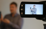 Ein Mann steht vor einer Kamera und ist im Kameradisplay zu sehen. Foto: Verbraucherzentrale NRW
