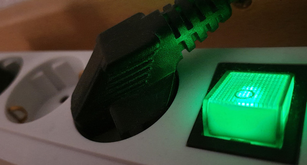 Steckerleiste mit leuchtendem grünen Schalter. Foto: checked4you