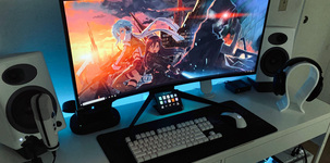 Gaming-PC mit leuchtendem Monitor, Tastatur, Lautsprechern, Mikrofon auf einem Schreibtisch. Foto: Abdul Barie / unsplash
