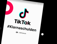 Screenshot zeigt TikTok-Logo, den Hashtag #klarnaschulden und die Angabe "2.5M Aufrufe". Screenshot: checked4you