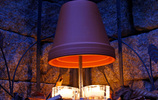 Teelichtofen: Zwei Tontöpfe auf einer Stange hängen wie ein Lampenschirm über drei Teelichtern. Foto: TwilightArtPictures / stock.adobe.com