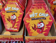 Mehrere Packungen Hot Chip in einem Verkaufsregal. Foto: hamo