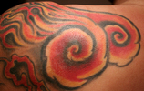 Tattoo auf einer Schulter (Bild: freeimages.com / Manu Mohan)