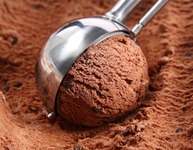 Eine Kugel Schokoladeneis wird geformt (Bild: gtranquillity / fotolia.com)