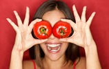 Frau hält sich lachend Tomaten vor die Augen (Bild: Ariwasabi / fotolia.com)