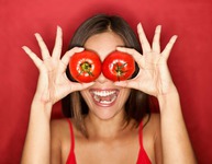 Frau hält sich lachend Tomaten vor die Augen (Bild: Ariwasabi / fotolia.com)