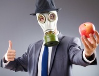 Mann mit Gasmaske und Apfel (Bild: Elnur / fotolia.com)