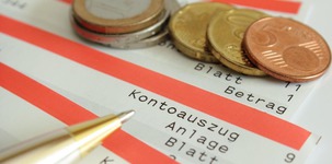 Kontoauszüge mit Stift und Geldmünzen (Bild: Tobif82 / fotolia.com)