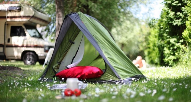 Offenes Zelt auf einer Wiese (Bild: Peter Atkins / fotolia.com)