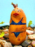 Kartoffel mit aufgemaltem Bikini