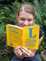 ein Mädchen liest in einem Wörterbuch