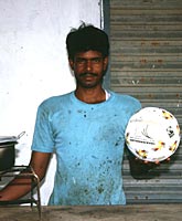 Zulafkar, ein pakistanischer Ballnäher