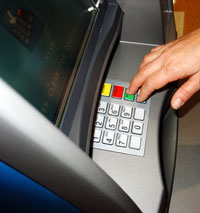 Hand an einem Geldautomaten